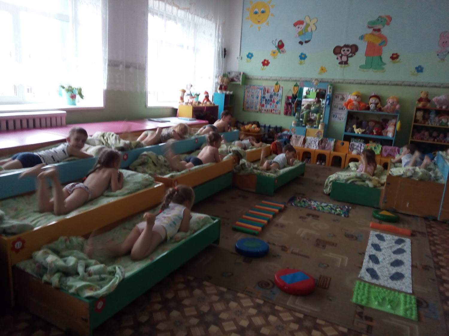 дети в садике спят на раскладушках